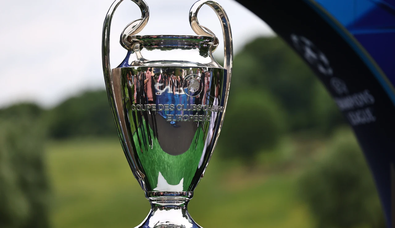 El trofeo de la Champions League en el Olympic Park de Múnich