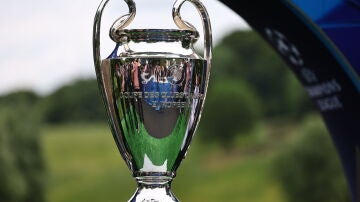 El trofeo de la Champions League en el Olympic Park de Múnich