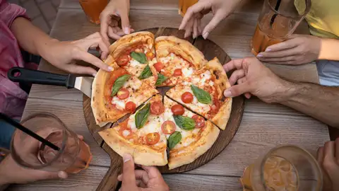 Amigos compartiendo pizza Amigos compartiendo pizza