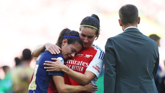 Mariona Caldentey abraza a Aitana Bonmat&iacute; tras la final de la Champions