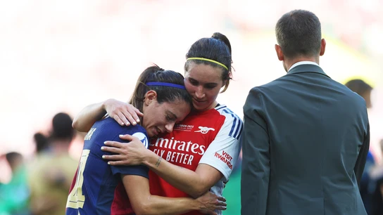 Mariona Caldentey abraza a Aitana Bonmatí tras la final de la Champions Mariona Caldentey abraza a Aitana Bonmatí tras la final de la Champions