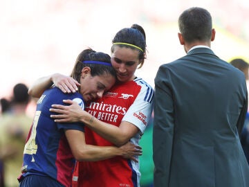 Mariona Caldentey abraza a Aitana Bonmatí tras la final de la Champions