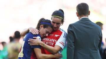 Mariona Caldentey abraza a Aitana Bonmatí tras la final de la Champions