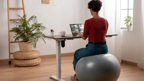 Trabajar sentada de forma ergonómica Trabajar sentada de forma ergonómica