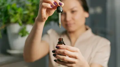 Aceite en un frasco de cristal Aceite en un frasco de cristal