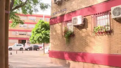 Hallan muertos a un matrimonio en una vivienda del barrio de Rochelambert en Sevilla Hallan muertos a un matrimonio en una vivienda del barrio de Rochelambert en Sevilla