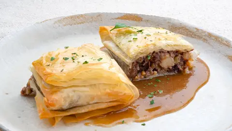 Strudel de carrillera, nueces, manzana y pasas, de Joseba Arguiñano: "¡Qué pedazo de receta!" Strudel de carrillera, nueces, manzana y pasas, de Joseba Arguiñano: "¡Qué pedazo de receta!"