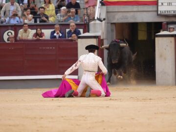 La expectación que genera Roca y su oreja ganada 'in extremis', aunque el premio de más mérito fue el de la confirmación de alternativa de Serna