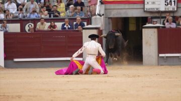 La expectación que genera Roca y su oreja ganada 'in extremis', aunque el premio de más mérito fue el de la confirmación de alternativa de Serna