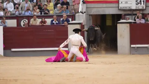 La expectación que genera Roca y su oreja ganada 'in extremis', aunque el premio de más mérito fue el de la confirmación de alternativa de Serna La expectación que genera Roca y su oreja ganada 'in extremis', aunque el premio de más mérito fue el de la confirmación de alternativa de Serna