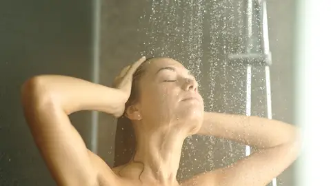 Una mujer duchándose Una mujer duchándose