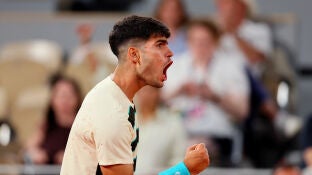 Carlos Alcaraz celebra un punto ante Damir Dzumhur en la Philippe-Chatrier