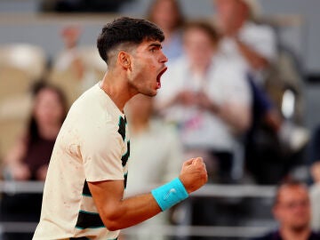 Carlos Alcaraz celebra un punto ante Damir Dzumhur en la Philippe-Chatrier