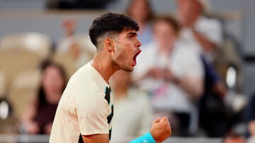 Carlos Alcaraz celebra un punto ante Damir Dzumhur en la Philippe-Chatrier