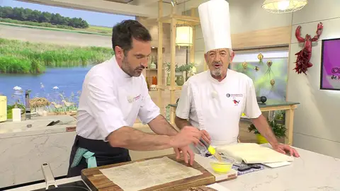 Extiende una hoja de pasta filo sobre la tabla Extiende una hoja de pasta filo sobre la tabla