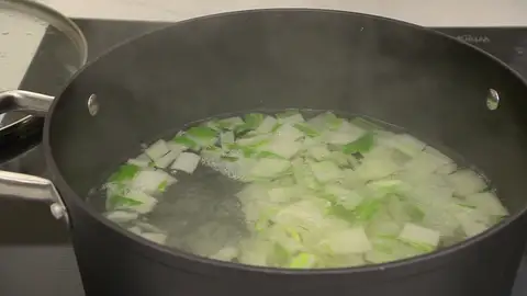 Corta las hojas en juliana, introdúcelas en la cazuela Corta las hojas en juliana, introdúcelas en la cazuela