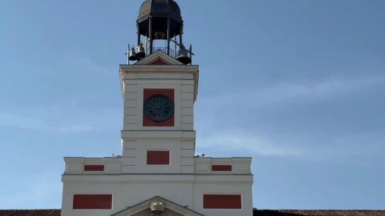 Si est&aacute;s en Madrid no te asustes, no tienes el reloj adelantado, la puerta del Sol se pone &ldquo;en modo canario&rdquo;