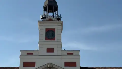 Reloj de la puerta del Sol Si estás en Madrid no te asustes, no tienes el reloj adelantado, la puerta del Sol se pone “en modo canario”