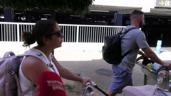 Anabel Pantoja y David Rodr&iacute;guez llegando a Sevilla