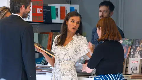 La Reina Letizia inaugura la 84ª Feria del Libro de Madrid: "¿Sois del equipo móvil o del equipo libro?" La Reina Letizia inaugura la 84ª Feria del Libro de Madrid: "¿Sois del equipo móvil o del equipo libro?"