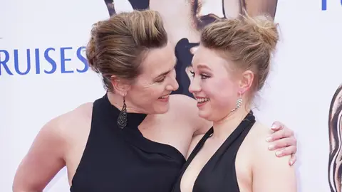 Kate Winslet y su hija, Mia Threapleton Kate Winslet y su hija, Mia Threapleton