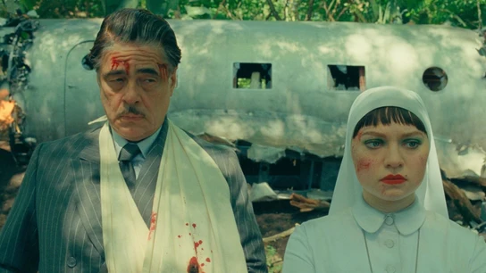 Benicio del Toro y Mia Threapleton en La trama fenicia Benicio del Toro y Mia Threapleton en La trama fenicia