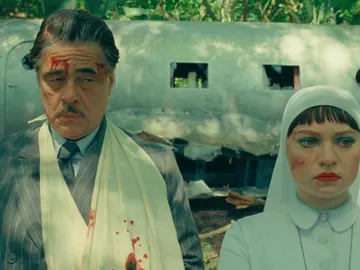 Benicio del Toro y Mia Threapleton en La trama fenicia Benicio del Toro y Mia Threapleton en La trama fenicia