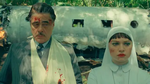 Benicio del Toro y Mia Threapleton en La trama fenicia Benicio del Toro y Mia Threapleton en La trama fenicia