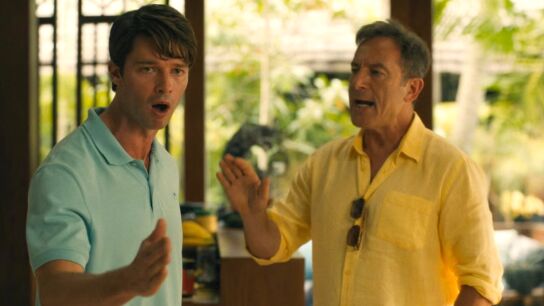Patrick Schwarzenegger y Jason Isaacs en The White Lotus