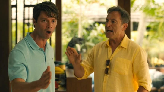 Patrick Schwarzenegger y Jason Isaacs en The White Lotus Patrick Schwarzenegger y Jason Isaacs en The White Lotus