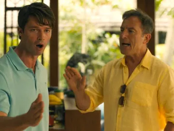 Patrick Schwarzenegger y Jason Isaacs en The White Lotus Patrick Schwarzenegger y Jason Isaacs en The White Lotus