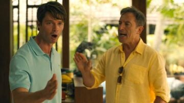 Patrick Schwarzenegger y Jason Isaacs en The White Lotus