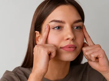 Una mujer se observa la mirada Una mujer se observa la mirada