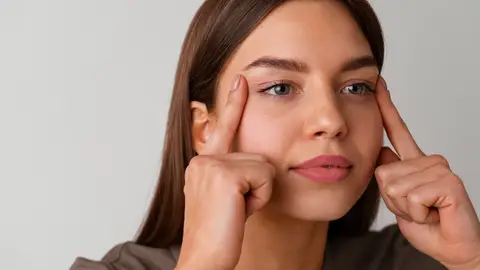 Una mujer se observa la mirada Una mujer se observa la mirada