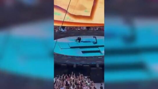 V&iacute;deo: La ca&iacute;da de Ed Sheeran al comienzo de su concierto en el Metropolitano en Madrid