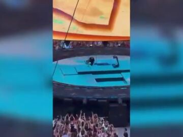 Vídeo: La caída de Ed Sheeran al comienzo de su concierto en el Metropolitano en Madrid