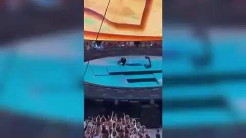 Vídeo: La caída de Ed Sheeran al comienzo de su concierto en el Metropolitano en Madrid Vídeo: La caída de Ed Sheeran al comienzo de su concierto en el Metropolitano en Madrid