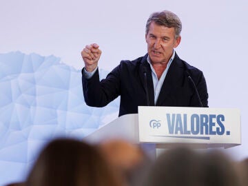 Feijóo llama a rebelarse contra la "mafia de Sánchez" considerándola como "la mayor involución de los últimos 45 años" 