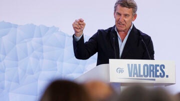 Feijóo llama a rebelarse contra la "mafia de Sánchez" considerándola como "la mayor involución de los últimos 45 años" 