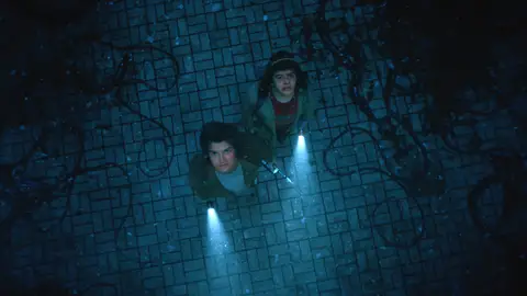 Gaten Matarazzo y Joe Keery en Stranger Things 5 Gaten Matarazzo y Joe Keery en Stranger Things 5