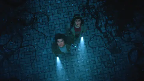Gaten Matarazzo y Joe Keery en Stranger Things 5 Gaten Matarazzo y Joe Keery en Stranger Things 5