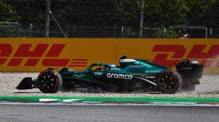 Fernando Alonso se sale de la pista durante la carrera del GP de Espa&ntilde;a 2025