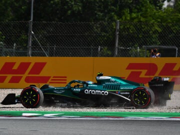 Fernando Alonso se sale de la pista durante la carrera del GP de España 2025
