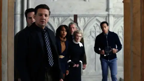 Jeremy Renner, Andrew Scott, Kerry Washington y Glenn Close en Puñales por la espalda: De entre los muertos Jeremy Renner, Andrew Scott, Kerry Washington y Glenn Close en Puñales por la espalda: De entre los muertos