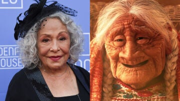 La actriz Renée Victor junto a su personaje en Coco, de Pixar