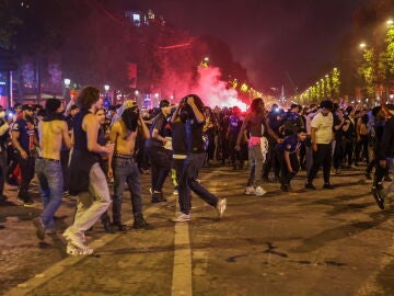 Imagen de fans celebrando la victoria del PSG
