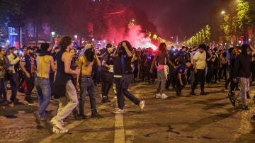 Imagen de fans celebrando la victoria del PSG