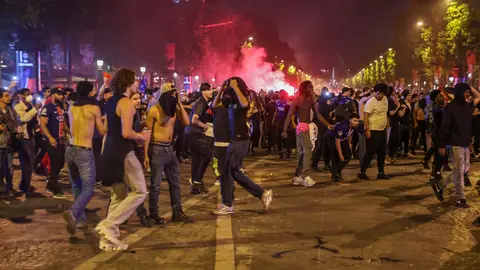 Imagen de fans celebrando la victoria del PSG Imagen de fans celebrando la victoria del PSG