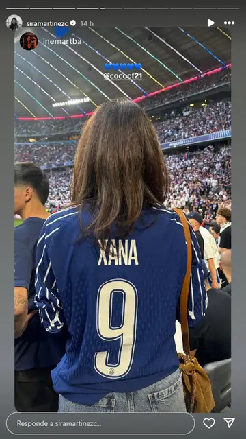 Sira Martínez con una camiseta del PSG con el nombre de su hermana Xana Sira Martínez con una camiseta del PSG con el nombre de su hermana Xana