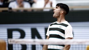 Carlos Alcaraz celebra un punto ante Ben Shelton en octavos de Roland Garros